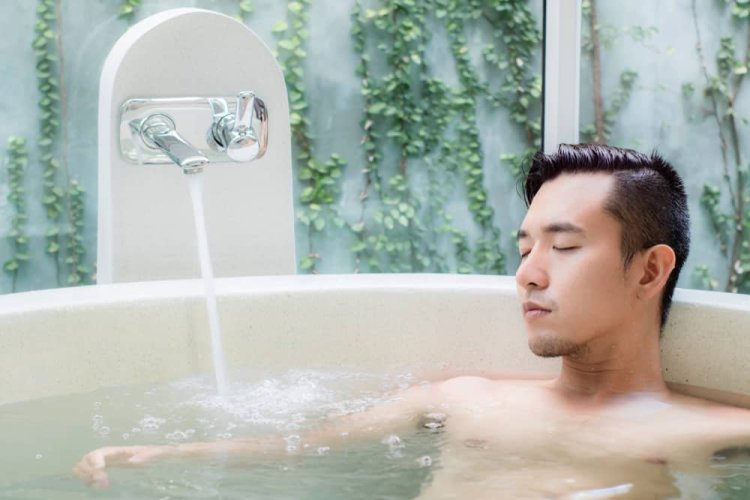 Taking the Plunge: 5 Reasons Baths Are Good for You