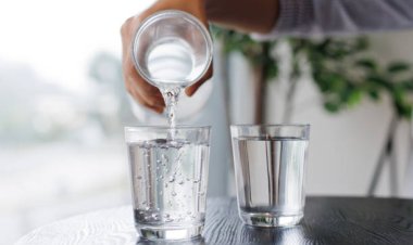 5 Benefits of drinking water in a glass bottle