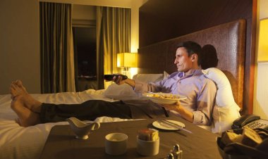 Should You Eat Late Before Bed?