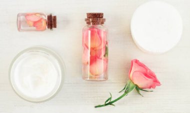 10 Benefits of Rose Water on Face