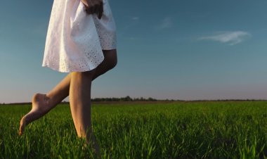 The Health Benefits of Walking Barefoot on Grass