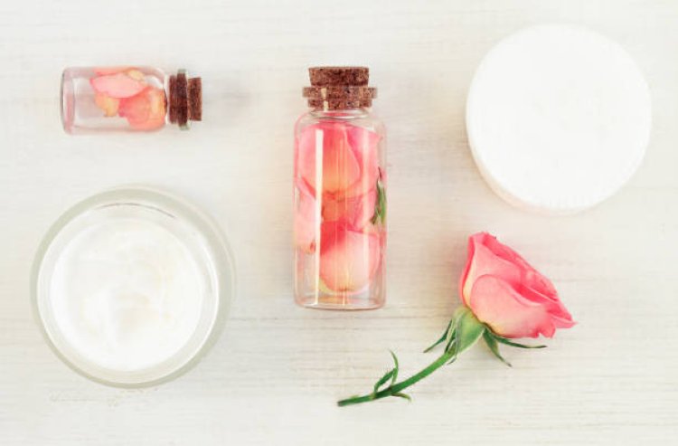10 Benefits of Rose Water on Face