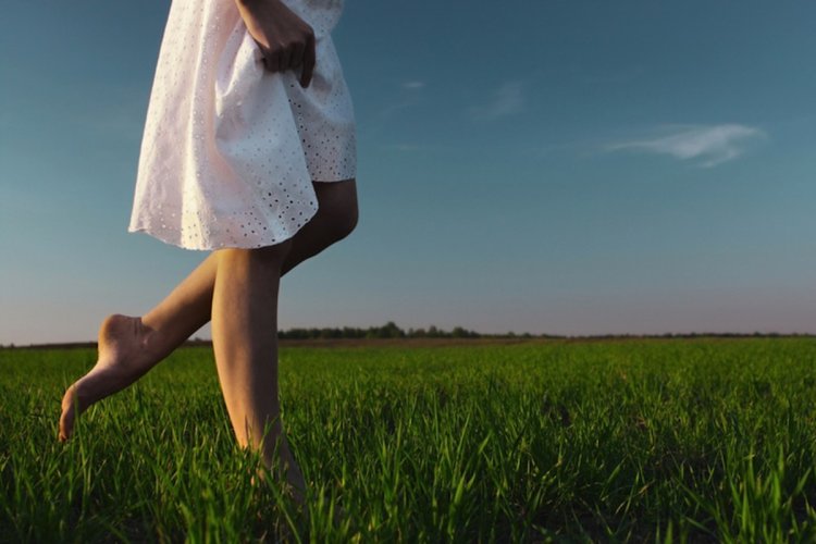 The Health Benefits of Walking Barefoot on Grass